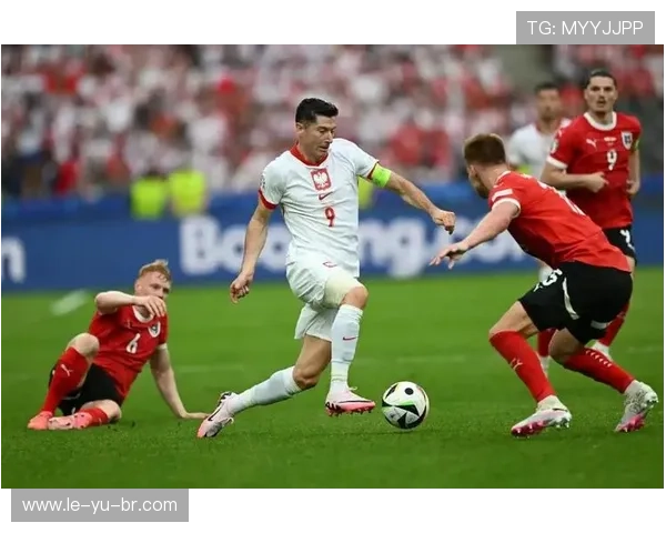 莱万多夫斯基重返波兰国家队，球迷欢呼偶像归来