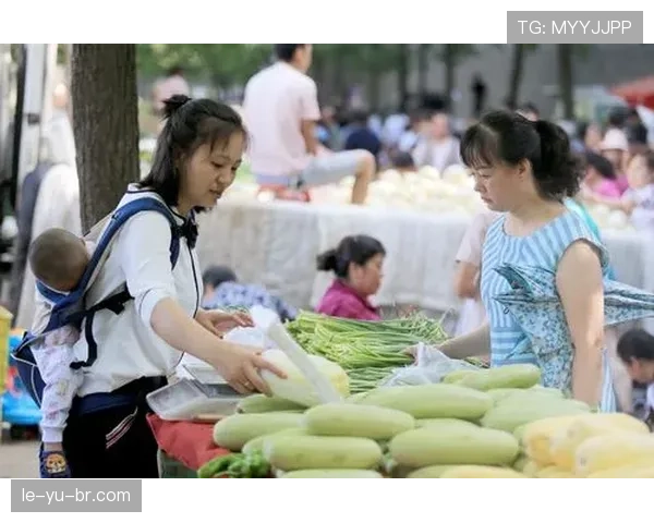 高磊训练完直接去接孩子放学，背的包比我妈买菜还旧