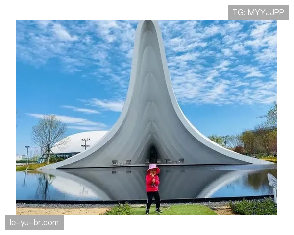 陈一冰穿得比明星还讲究，场下豪宅像网红打卡地一样！